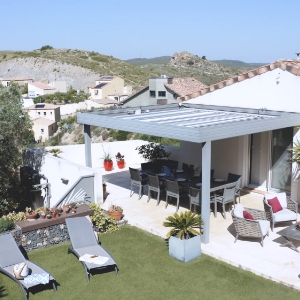 Pergola Bioclimatique Villa moderne vue jardin