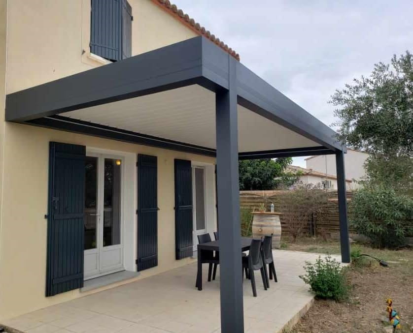 PERGOLA BIOCLIMATIQUE NOIRE ET BLANCHE