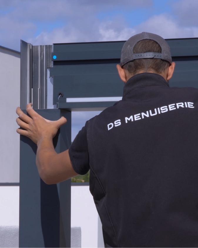 Poseur DS Menuiserie installe Pergola Bioclimatique ALU