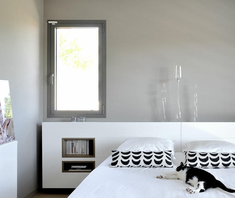 fenêtre alu grise chambre
