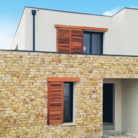 Volet coulissant bois maison moderne