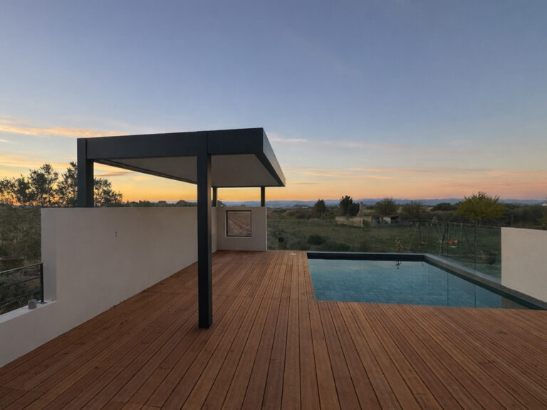Magnifique pergola avec poteaux déportés devant piscine