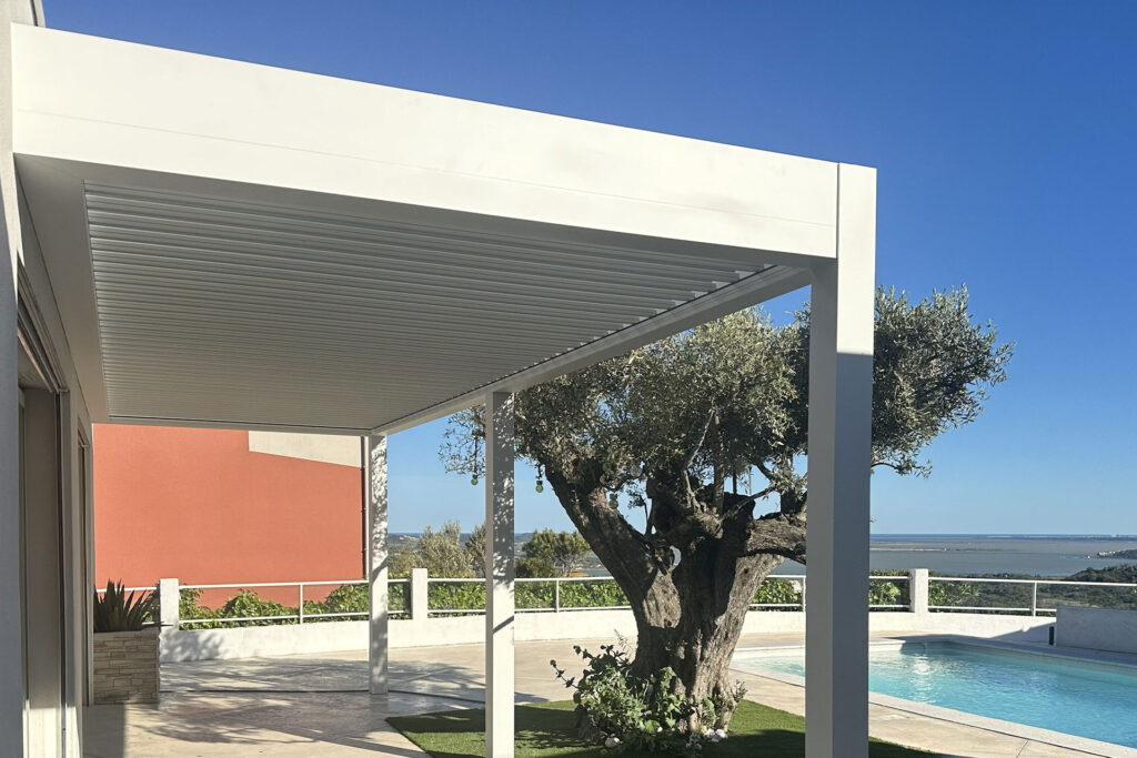 Gros plan sur la poutre de la pergola